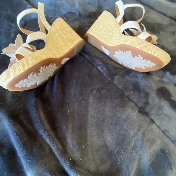 Born Women's Ivory Flower Leather Wedge Ankle Strap Woman Sz. 11 Barbiecore EUC - Picture 7 of 9
